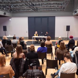 Kép a "Könyvekkel a mentális egészségért" nevet viselő programunkról, Szentesi Évával