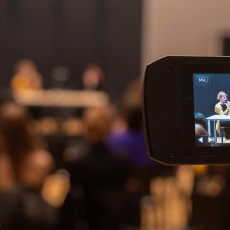 Kép a "Könyvekkel a mentális egészségért" nevet viselő programunkról, Szentesi Évával