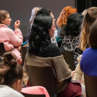 Kép a "Könyvekkel a mentális egészségért" nevet viselő programunkról, Szentesi Évával