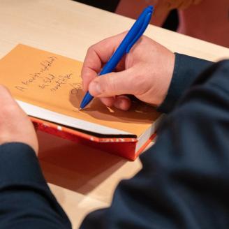 Könyvekkel a mentális egészségért VIII. - beszélgetés Lackfi Jánossal