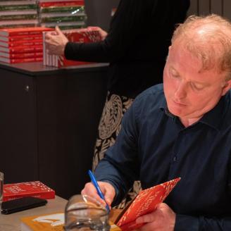 Könyvekkel a mentális egészségért VIII. - beszélgetés Lackfi Jánossal