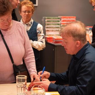 Könyvekkel a mentális egészségért VIII. - beszélgetés Lackfi Jánossal