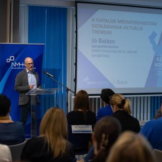 Képernyők vonzásában konferencia