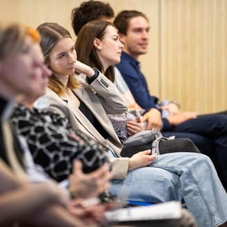 Képernyők vonzásában konferencia