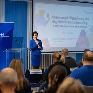 Képernyők vonzásában konferencia