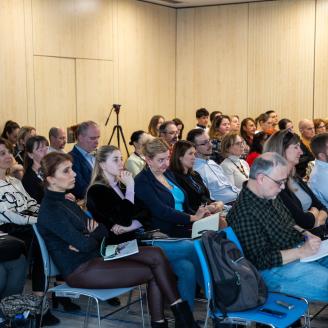 Képernyők vonzásában konferencia