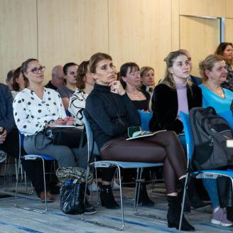 Képernyők vonzásában konferencia