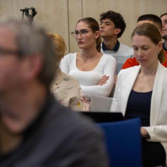 Képernyők vonzásában konferencia