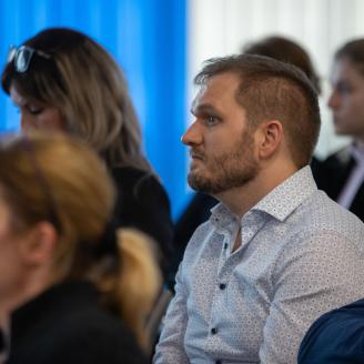 Képernyők vonzásában konferencia