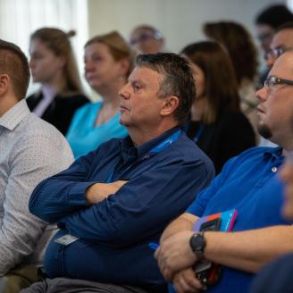 Képernyők vonzásában konferencia