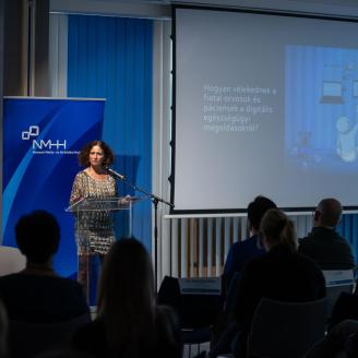 Képernyők vonzásában konferencia