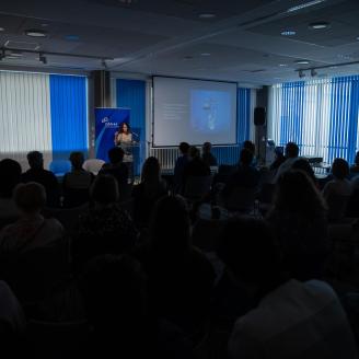 Képernyők vonzásában konferencia